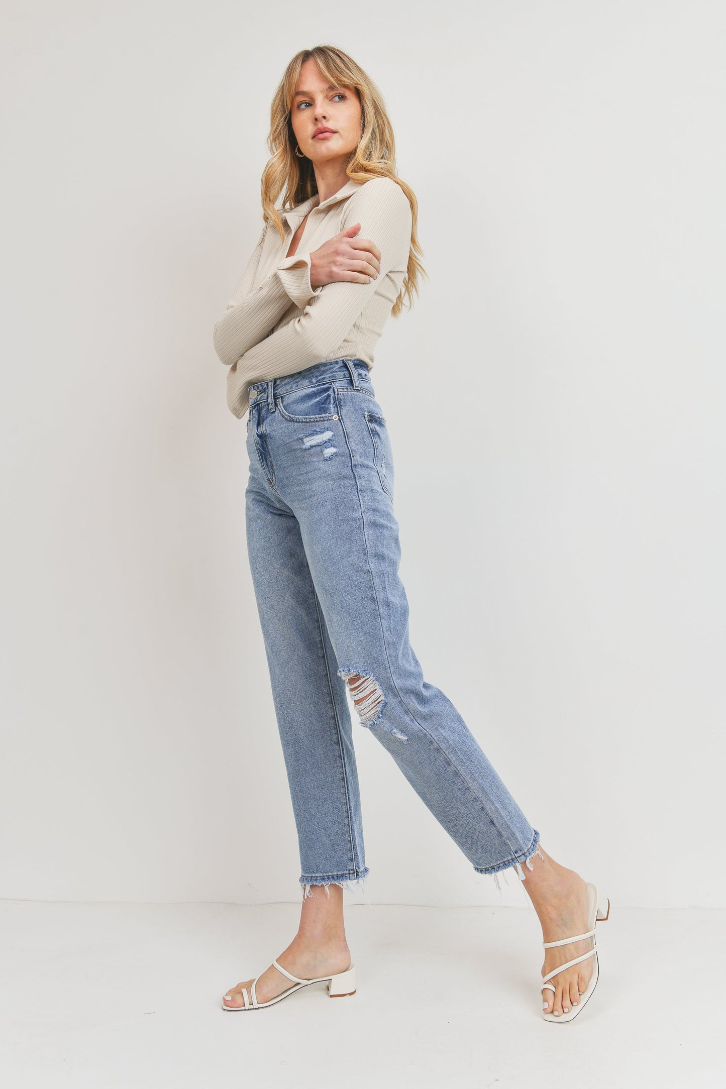 Relaxed Fit Jeans with One Knee Destruction - Casual & Edgy Denim