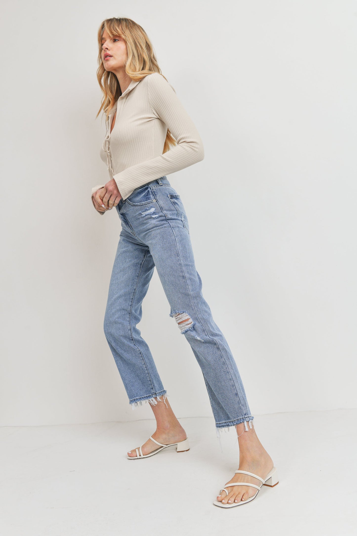 Relaxed Fit Jeans with One Knee Destruction - Casual & Edgy Denim